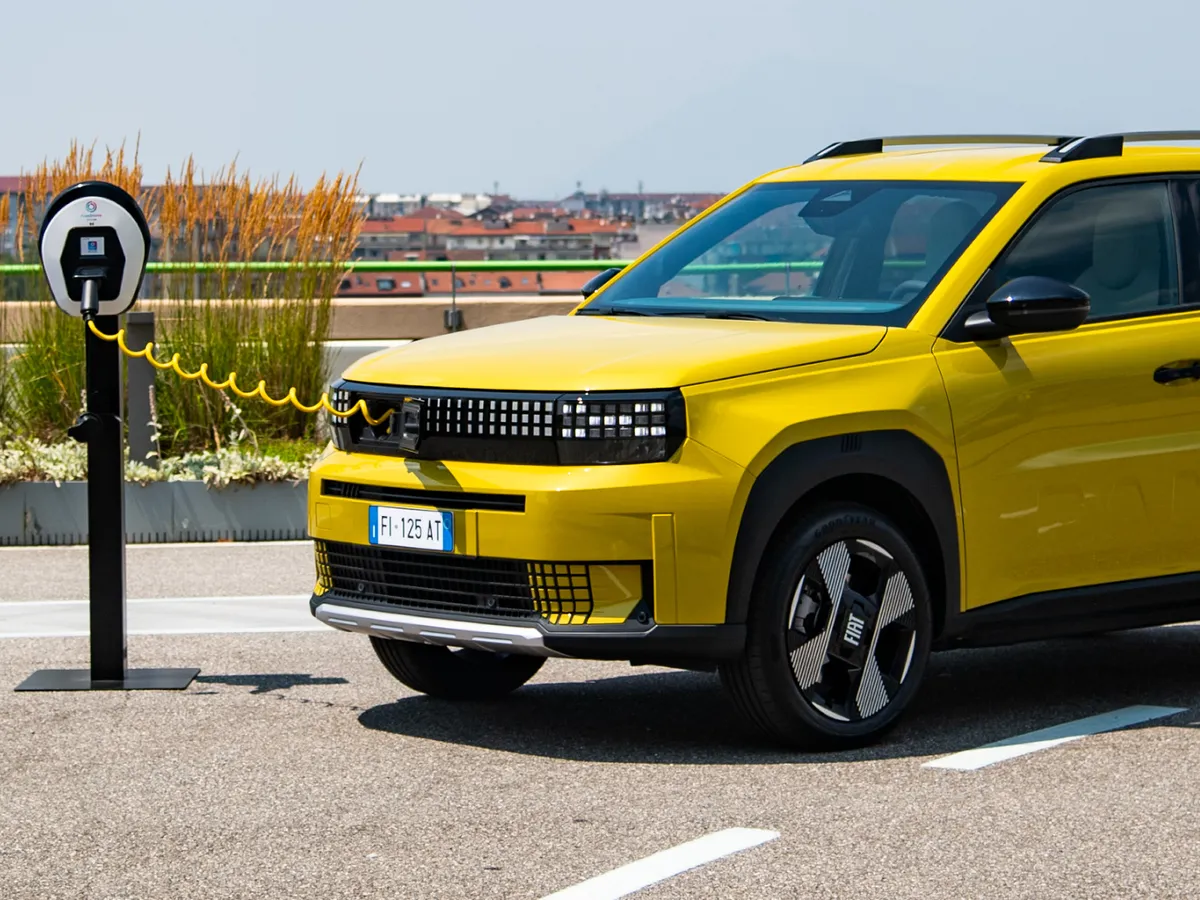 Csődhulámmal fenyegeti az autókereskedőket, hogy az állam nem utalja a villanyautók után járó támogatást.