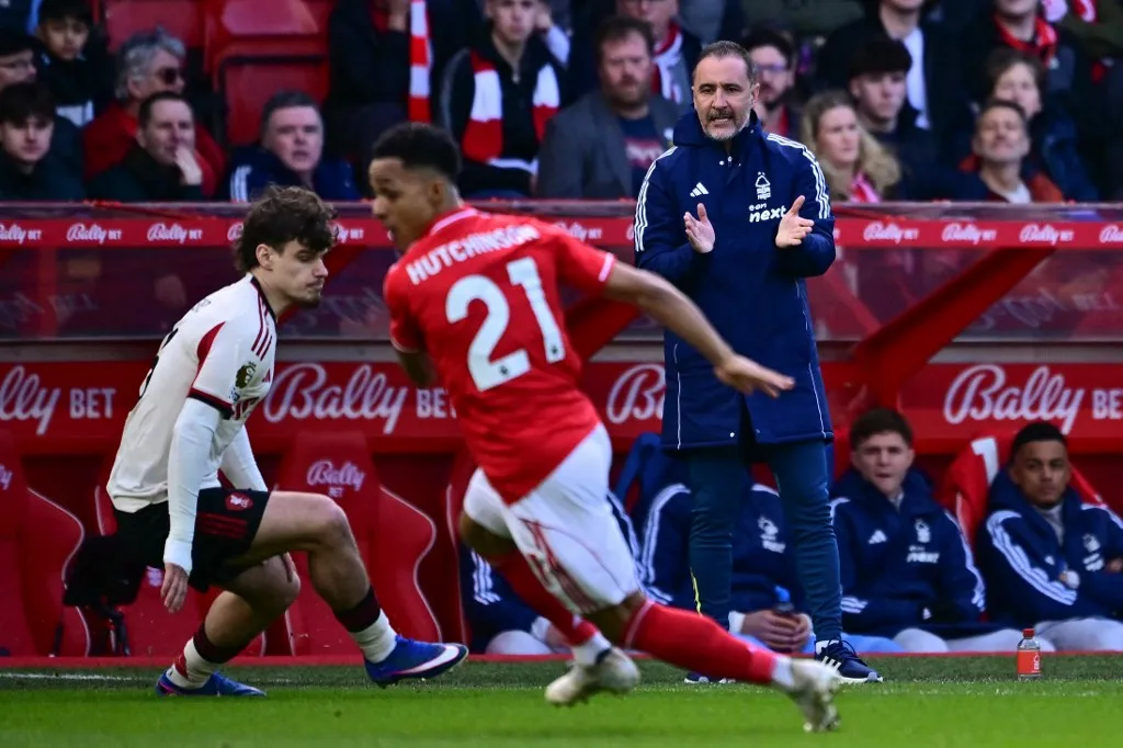 Nottingham Forest's Portuguese head coach Vítor Pereira (R) watches the action during the English Premier League football match between Nottingham Forest and Liverpool at The City Ground in Nottingham, central England on February 22, 2026. (Photo by Ben STANSALL / AFP) / RESTRICTED TO EDITORIAL USE. No use with unauthorized audio, video, data, fixture lists, club/league logos or 'live' services. Online in-match use limited to 120 images. An additional 40 images may be used in extra time. No video emulation. Social media in-match use limited to 120 images. An additional 40 images may be used in extra time. No use in betting publications, games or single club/league/player publications. / 