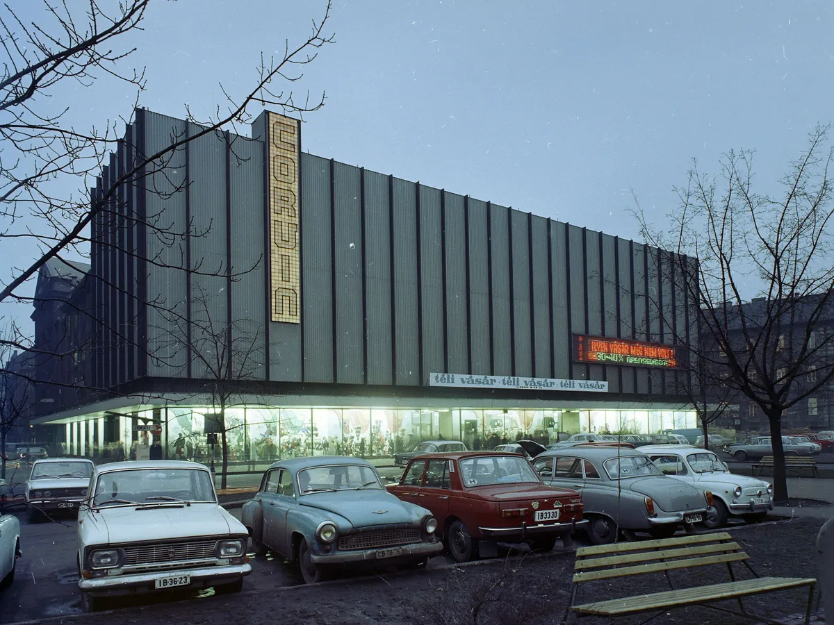 Corvin áruház, 1971