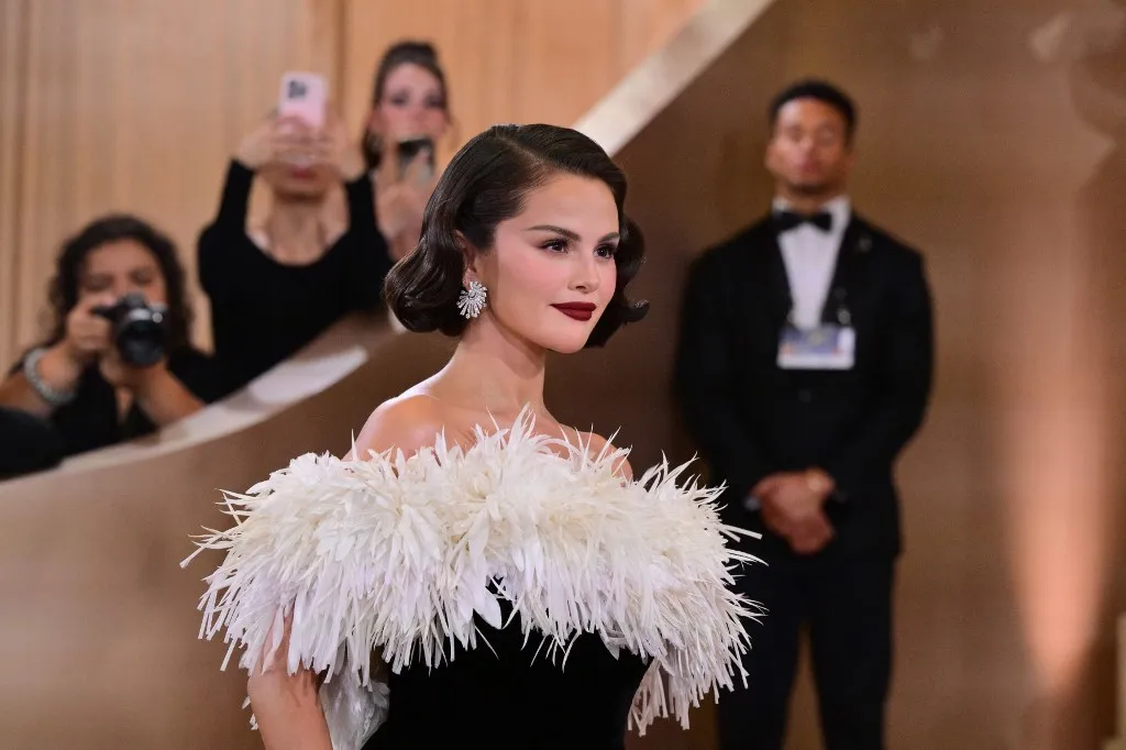 Selena Gomez Los Cabosban — pink fürdőruhában és napszemüvegben élvezte a mexikói luxusnyaralást.