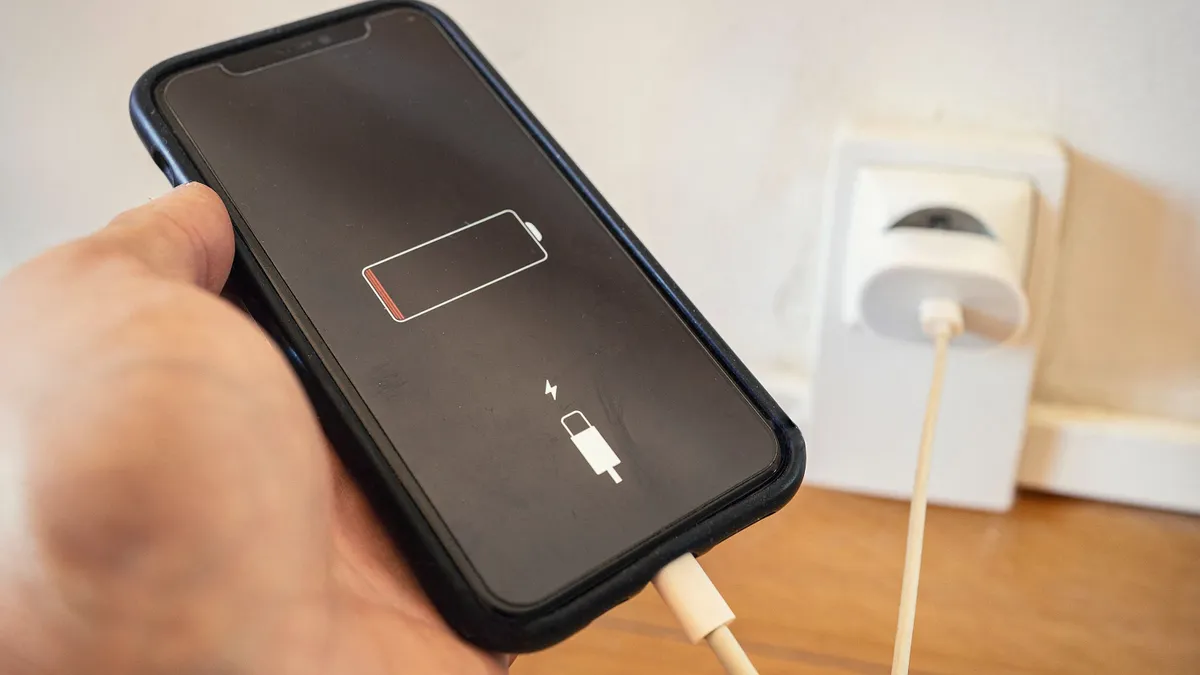 akkumulátortöltők, France, 2022-10-04. Illustration of a phone being charged following the adoption by the European Parliament of a universal charger for electronic devices from autumn 2024. Photograph by Idriss Bigou-Gilles / Hans Lucas. France, 2022-10-04. Illustration d un telephone en charge suite a l adoption du Parlement europeen d un chargeur universel pour les appareils electroniques a compter de l automne 2024. Photographie d Idriss Bigou-Gilles / Hans Lucas. (Photo by Idriss Bigou-Gilles / Hans Lucas via AFP)