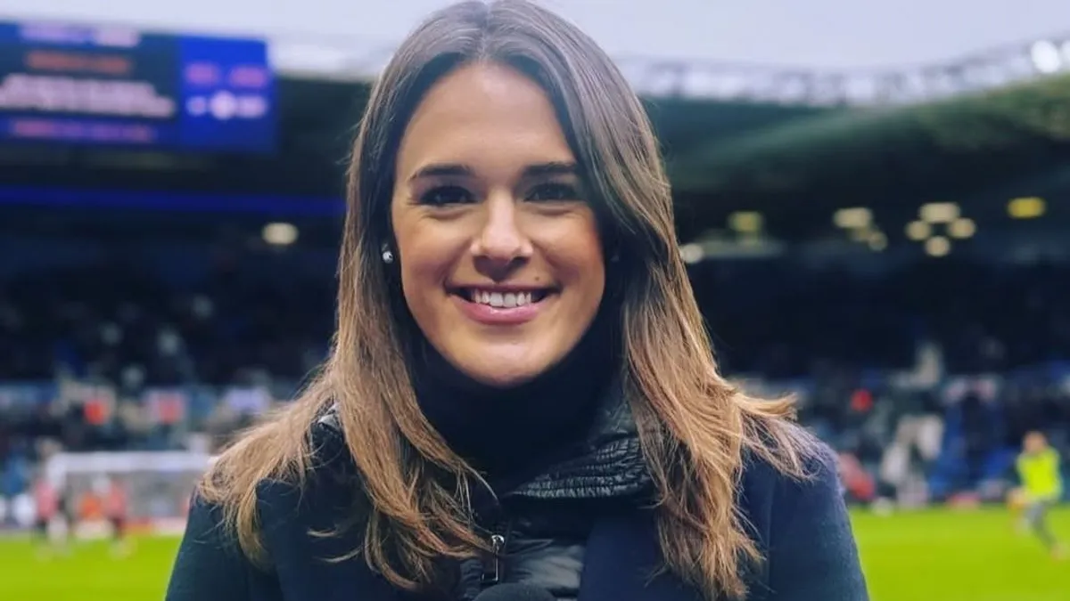 Kínos pillanatok a BL-meccsen, zokniban fagyoskodott a szexi riporternő Wayne Rooney mellett – videó