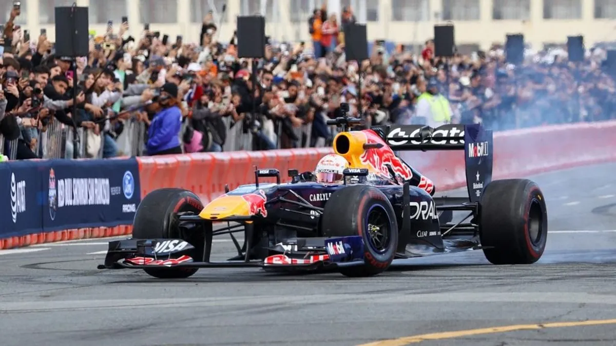 Pokolian kínos lett a kirúgott F1-es pilóta visszatérése, lángokban állt alatta a Red Bull