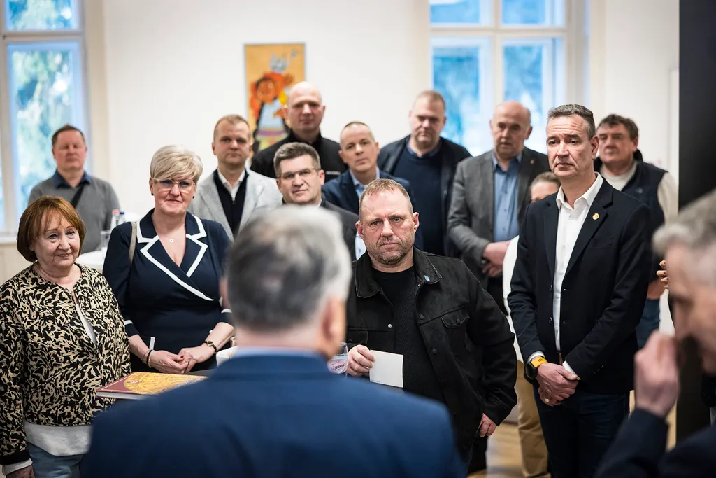 Orbán Viktor, OrbánViktor, Martonvásár, Sukoró, 2026. 02. 24.
Martonvásár, 2026. február 24.
Orbán Viktor miniszterelnök (k, háttal) országjárásának martonvásári állomásán 2026. február 24-én. A kormányfő Fejér vármegye 3-as választókerületének polgármest