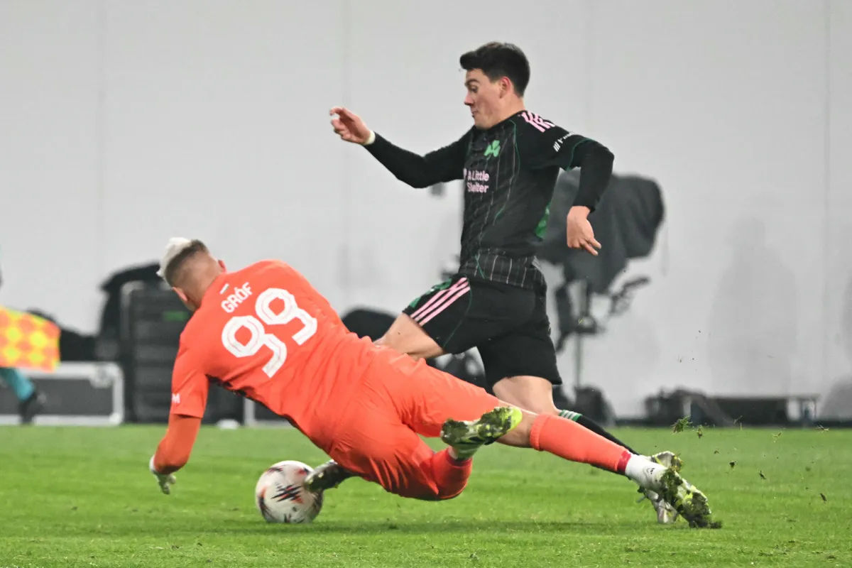 Panathinaikos' Uruguayan midfielder #28 Facundo Pellistri and Ferencvaros' Hungarian goalkeeper #99 David Grof vie for the ball during the UEFA Europa League football match 1st round- Day 7 between Ferencvarosi TC and Panathinaikos in Budapest, Hungary on January 22, 2026. (Photo by Attila KISBENEDEK / AFP)