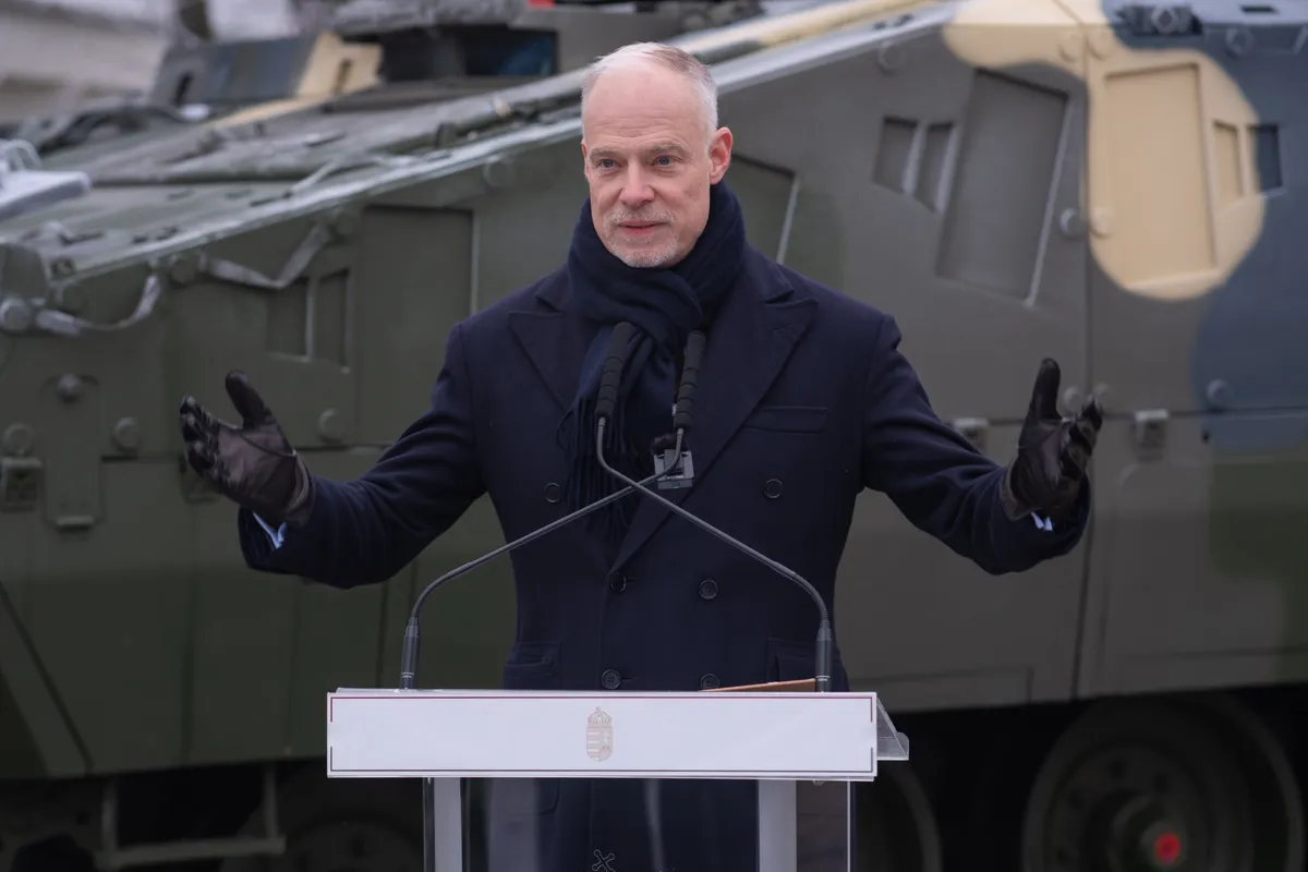 Szalay Bobrovniczky: Fiatal katonák tettek esküt (Fotó: Oláh Tamás / MTI Fotószerkesztõség)