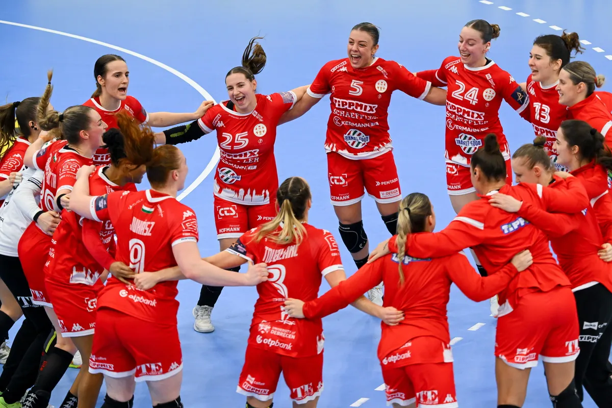 Debrecen, 2026. február 7.
A debreceni csapat tagjai ünnepelnek a női kézilabda Bajnokok Ligája B csoportjának 12. fordulójában játszott DVSC Schaeffler - Borussia Dortmund mérkőzés végén a debreceni Hódos Imre Rendezvénycsarnokban 2026. február 7-én. A DVSC 29-23-ra legyőzte a német csapatot.
MTI/Czeglédi Zsolt