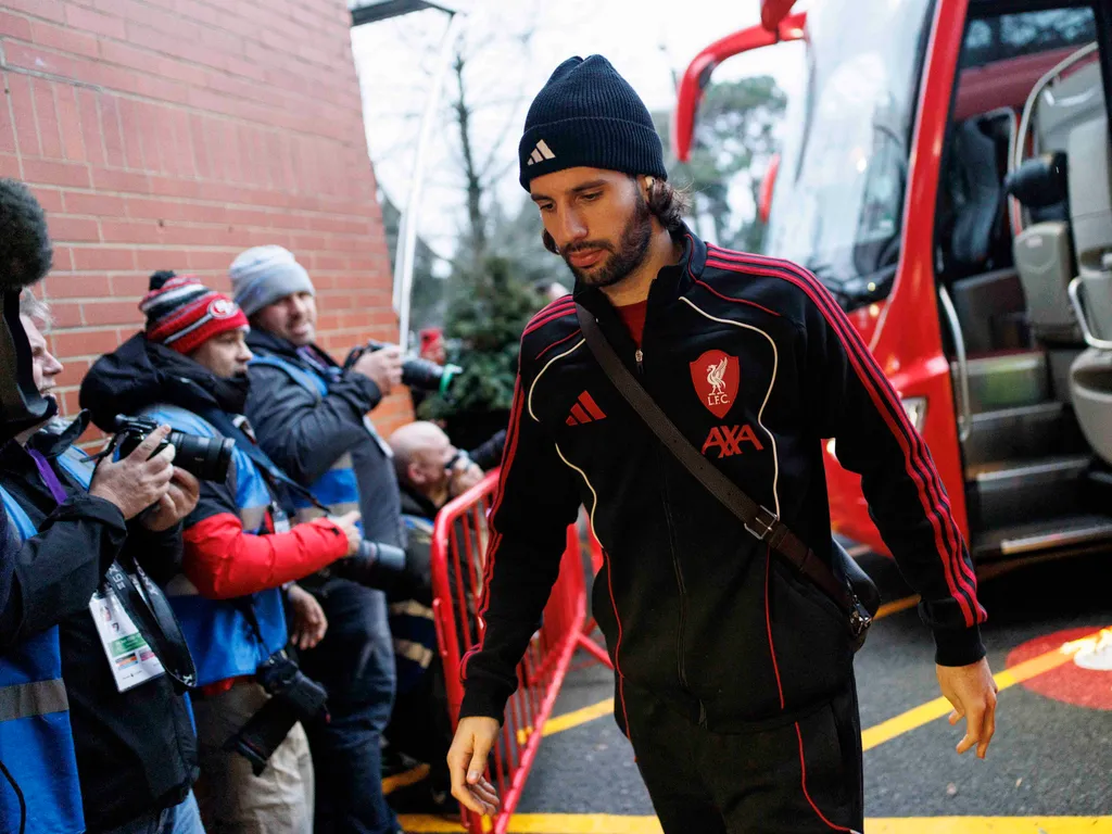 Szoboszlai Dominik, SzoboszlaiDominik, 
Bournemouth, 2026. január 24.
Szoboszlai Dominik, a Liverpool játékosa az angol első osztályú labdarúgó-bajnokság Bournemouth-Liverpool mérkőzésére érkezik Bournemouthben 2026. január 24-én.
MTI/EPA/Tolga Akmen