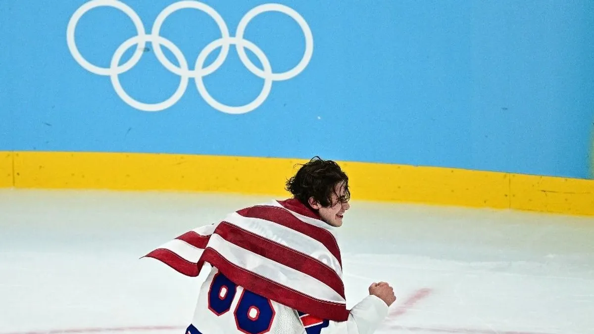 Egy foga bánta, de hőssé vált az amerikai hokis a téli olimpián