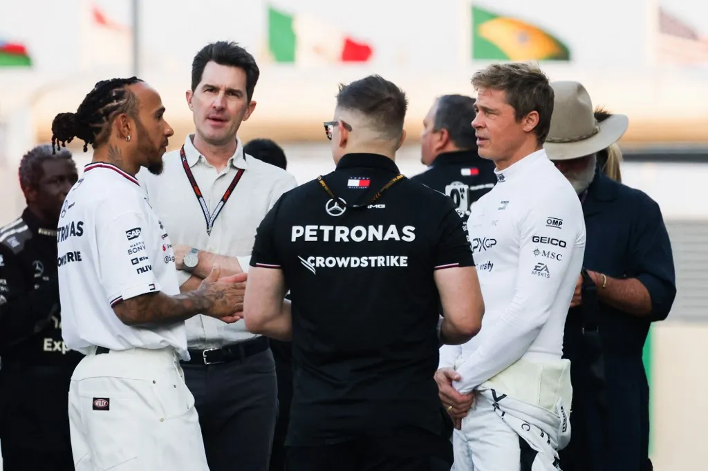 Lewis Hamilton (b) producerként segítette Brad Pitt F1-es filmjét