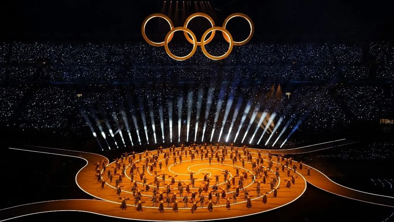 Fergeteges showműsor és világsztárok a téli olimpia történelmi megnyitóján Kép