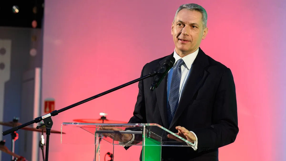 Lázár János: Multik balra, magyarok jobbra.