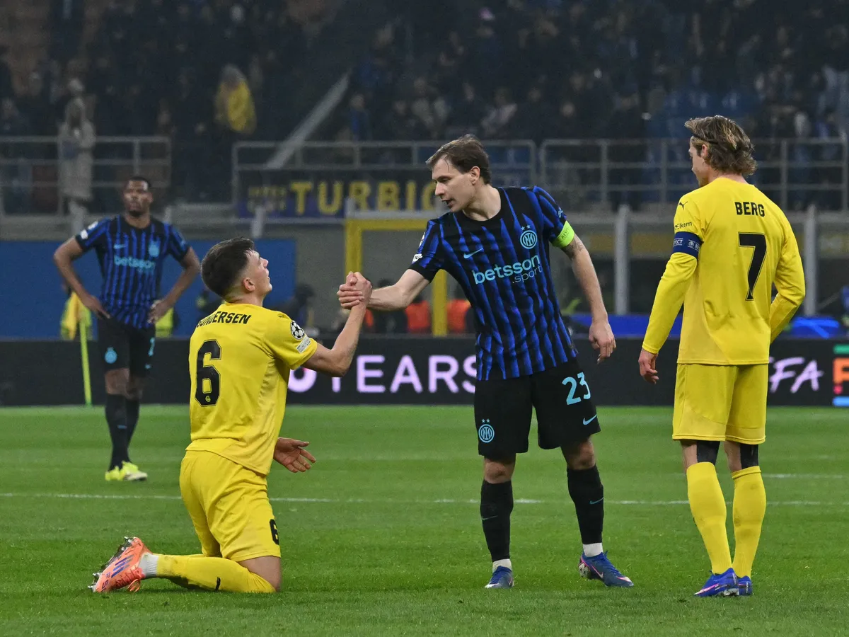 Inter Milan's Italian midfielder #23 Nicolo Barella (C) congratulates Bodo/Glimt's Norwegian defender #06 Jostein Gundersen at the end of the UEFA Champions League second-leg play-off football match between Inter Milan and Bodo/Glimt at San Siro stadium in Milan, northern Italy, on February 24, 2026. (Photo by Andreas SOLARO / AFP)