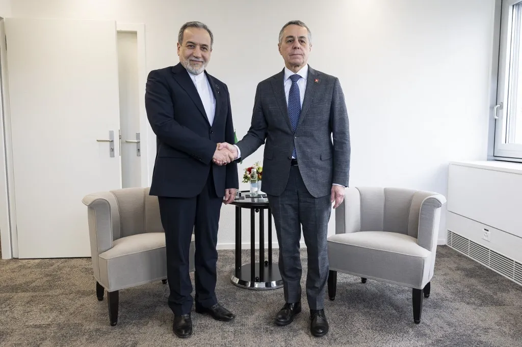 Svájc külügyminisztere, Ignazio Cassis szövetségi tanácsos 2026. február 17-én Genfben kétoldalú megbeszélést folytatott Abbász Aragcsi iráni külügyminiszterrel