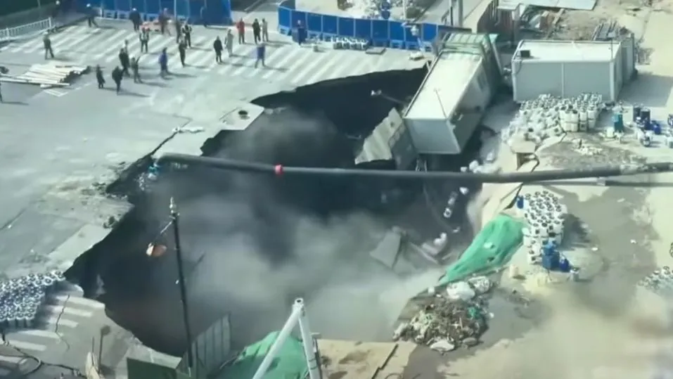 Földomlás Kínában: víznyelő miatt szakadt be az úttest Forrás: MBN News/YouTube