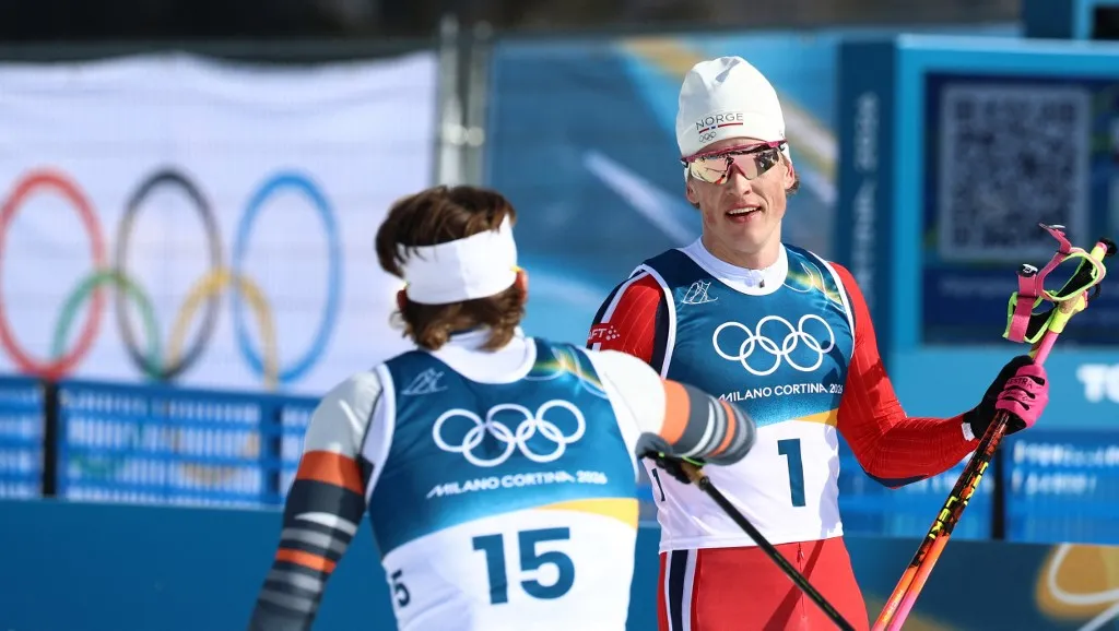 A téli olimpia legeredményesebb sífutója, Johannes Hösflot Klaebo fogadhatta Szavelij Korosztyelev gratulációját is