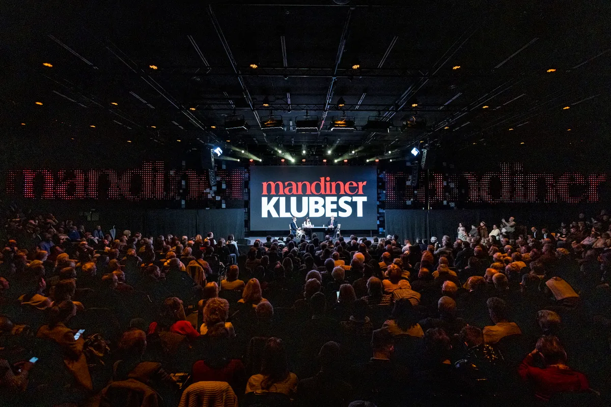 Budapest, 2026. február 4.
A Miniszterelnöki Kommunikációs Főosztály által közreadott képen Orbán Viktor miniszterelnök (j) a Mandiner Klubesten a Várkert Bazárban 2026. február 4-én. A kormányfő mellett Szalai Zoltán, a Mandiner lapigazgatója (b) és Szalai Laura, a Mandiner főszerkesztő-helyettese (k). 
MTI/Miniszterelnöki Kommunikációs Főosztály/Kaiser Ákos