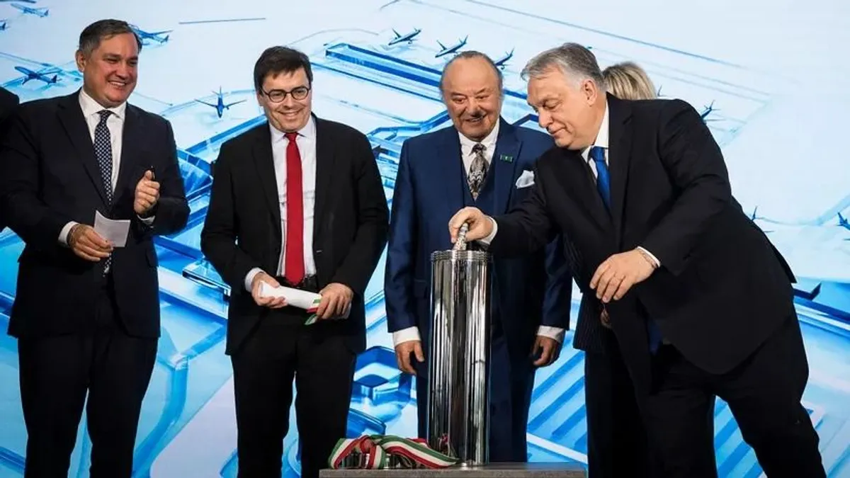 Nagy Márton és Orbán Viktor lepite a 3. terminál alapkövét.