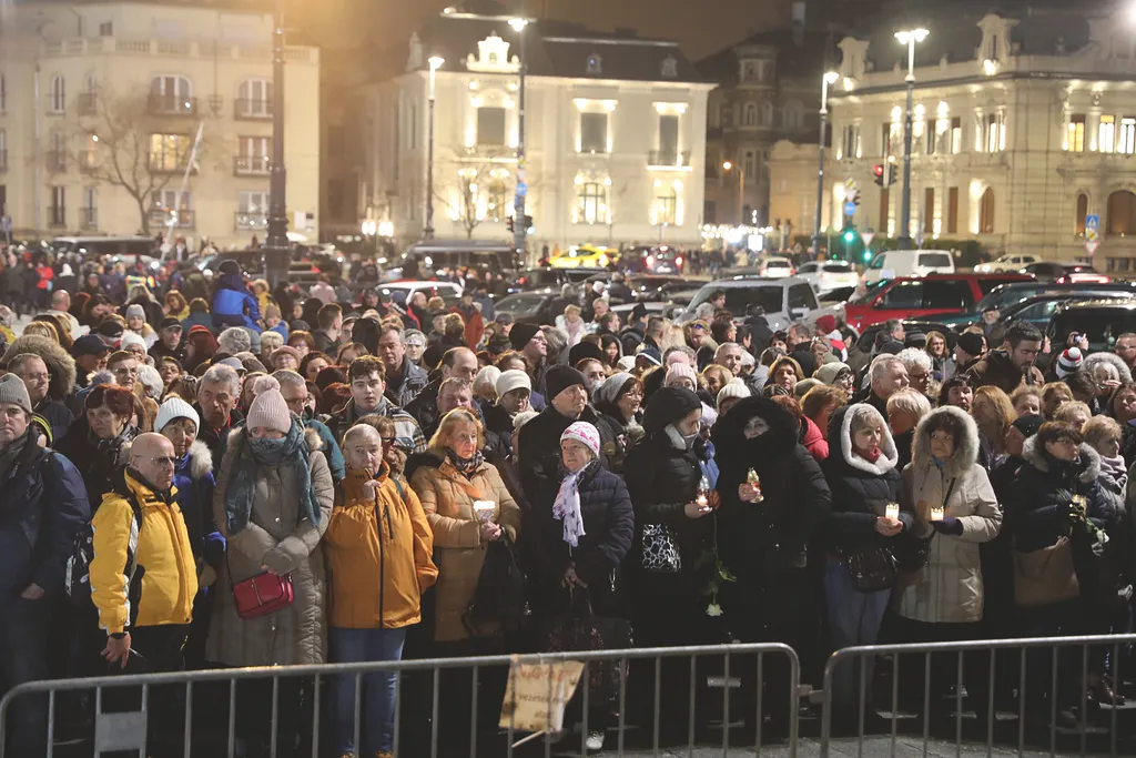 Gyertyagyújtás, Fenyő Miklós megemlékezés, FenyőMiklósmegemlékezés, Hősök tere