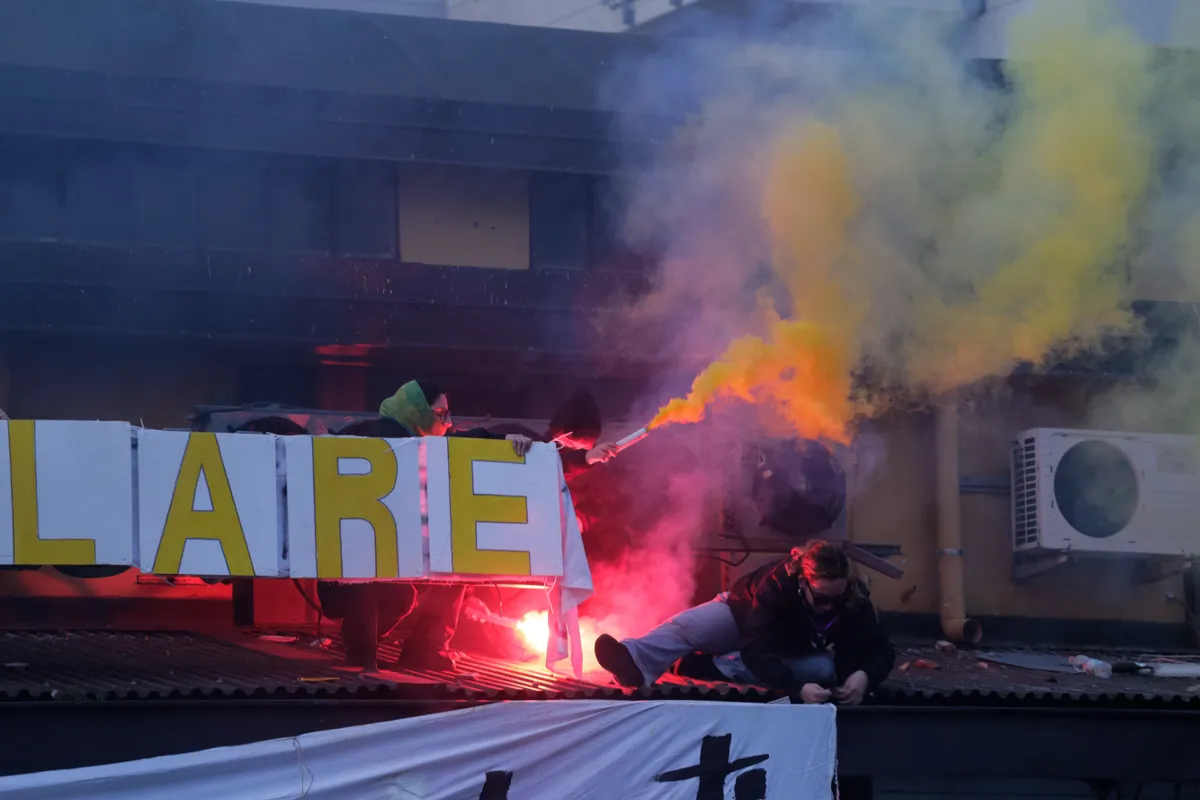 MILAN, ITALY – FEBRUARY 7: Thousands of demonstrators take part in an anti-Olympic protest against the Milano Cortina 2026 Winter Olympic Games, as they light smoke bombs and hang banners in in Milan, Italy, on February 7, 2026. Andrea Carrubba / Anadolu (Photo by Andrea Carrubba / Anadolu via AFP)