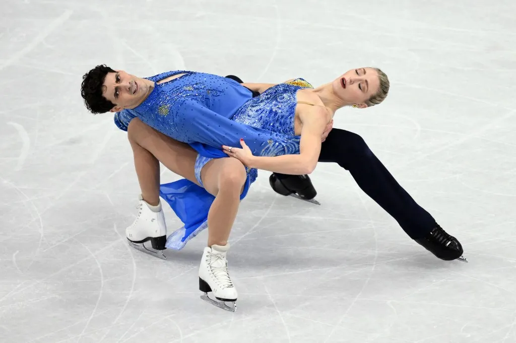 A kanadai jégtáncos páros, Piper Gilles és Paul Poirier ruhabakija kis híján bronzérmükbe került az idei milánói téli olimpiai játékokon – Fotó: MILLEREAU PHILIPPE / KMSP