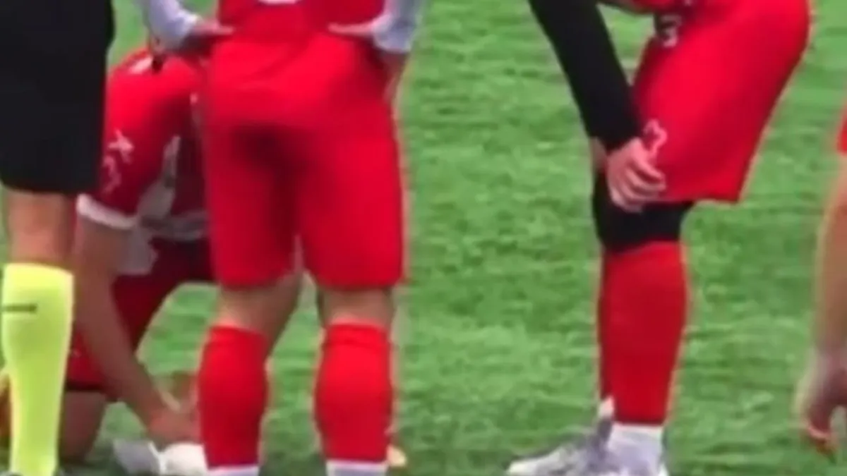 Sokkoló baleset a meccsen: újraélesztés a pályán, életet mentett egy focista – videó