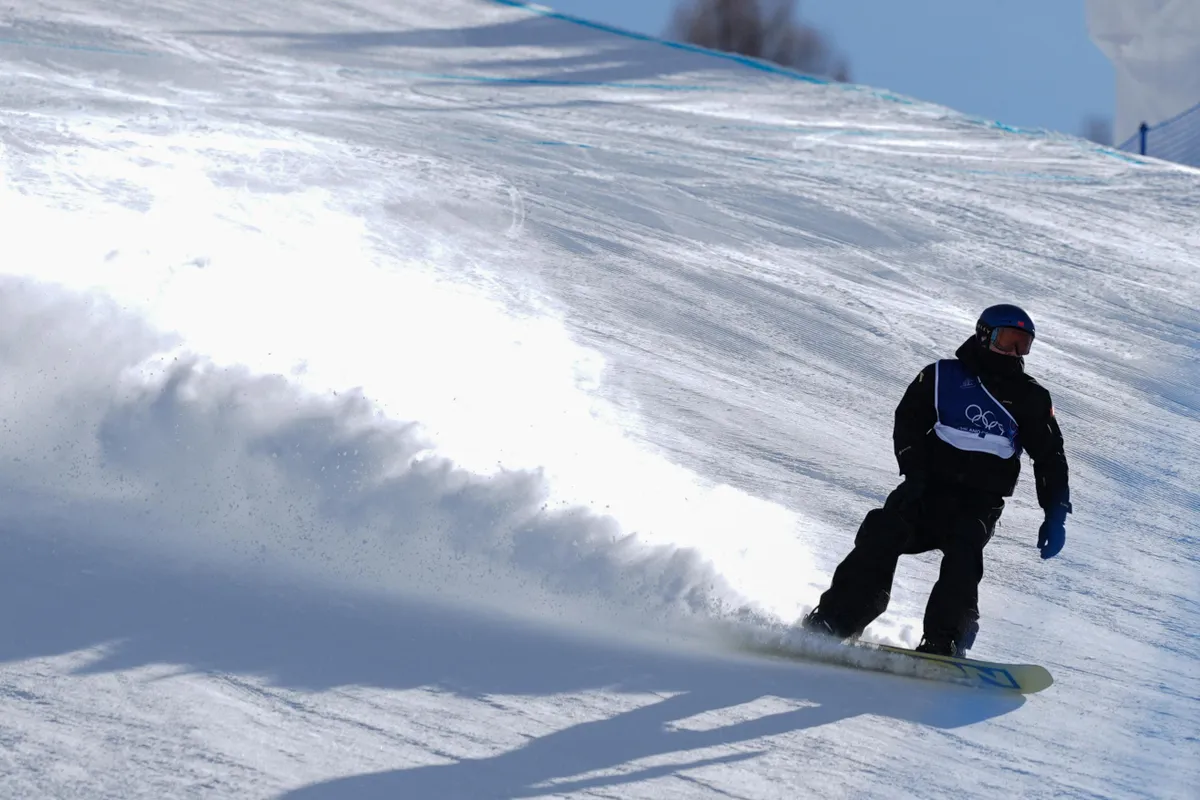 **CHINESE MAINLAND, HONG KONG, MACAU AND TAIWAN OUT** Chinese snowboarder Su Yiming celebrates during the awarding ceremony after winning the men's slopestyle final at Livigno Snow Park in Livigno City, Italy, 18 February, 2026. (Photo by cnsphoto / Imaginechina via AFP)
