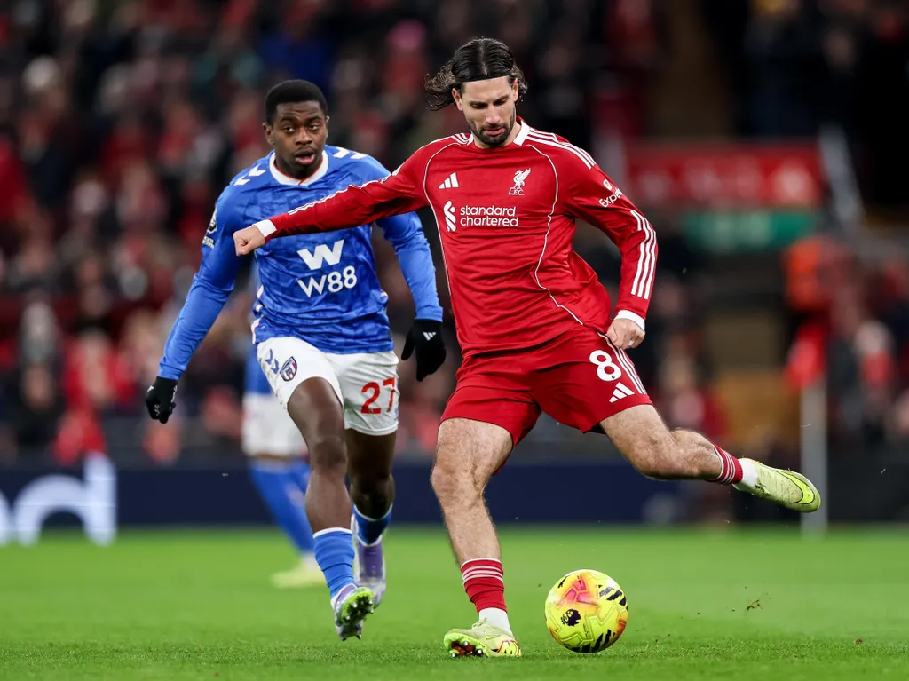 Szoboszlai Dominik, SzoboszlaiDominik, 
Liverpool, 2025. december 3.
Szoboszlai Dominik, a Liverpool (j) és Noah Sadiki, a Sunderland játékosa az angol első osztályú labdarúgó-bajnokság 14. fordulójában játszott Liverpool FC-Sunderland AFC mérkőzésen Liv