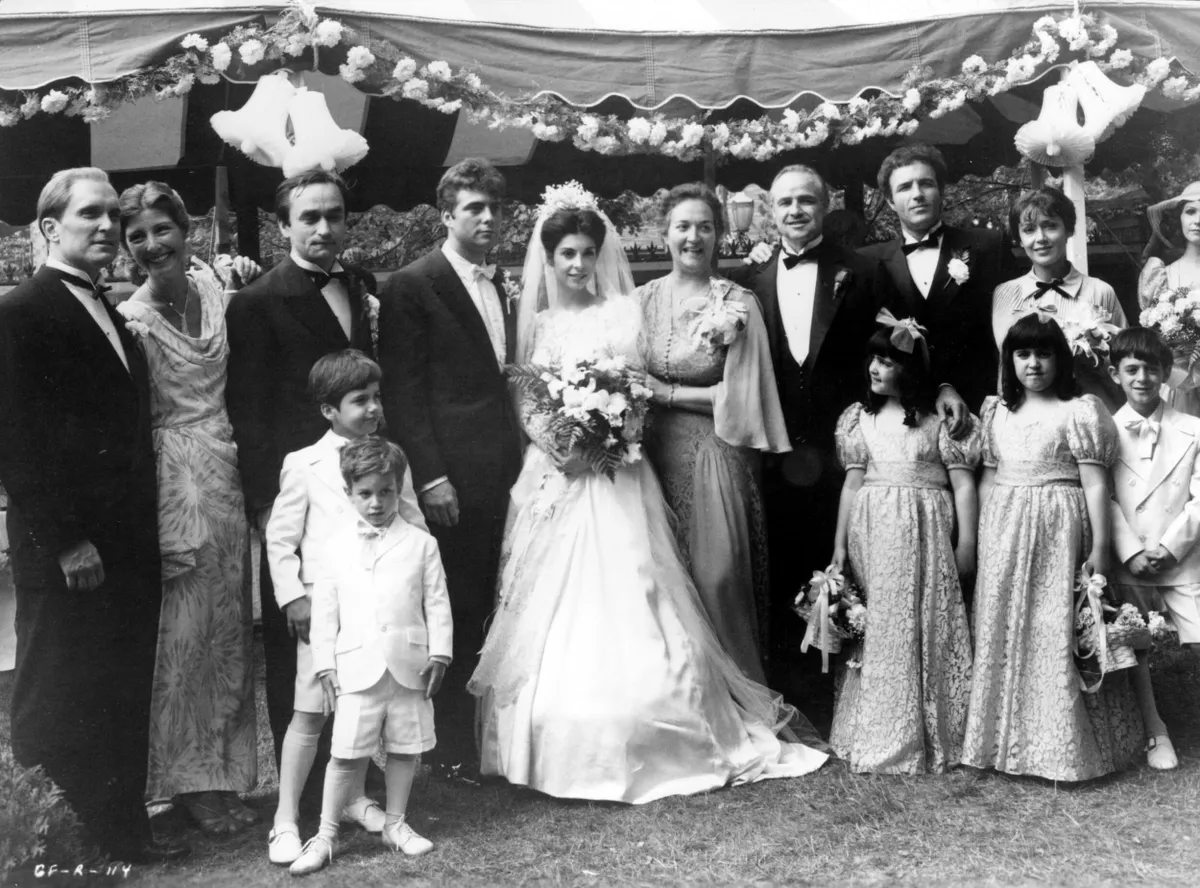 Stábfotó A keresztapa esküvői jelenetéről, a képen Robert Duvall, John Cazale, Talia Shire, Morgana King, Marlon Brando és James Caan.