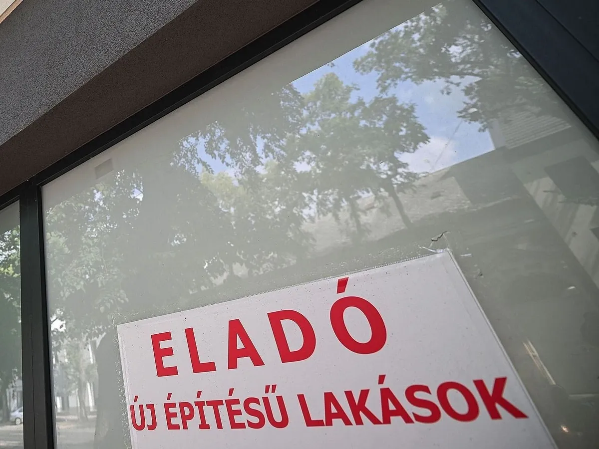 otthon start, Debrecen, 2025. szeptember 1.Eladó lakások Debrecenben az Otthon Start Program indulása napján, 2025. szeptember 1-jén. Az új lakhatási konstrukció központi eleme a fix, 3 százalékos kamatozású lakáshitel. A program célja, hogy az első lakásukat megszerző fiatalok számára a piacinál jóval kedvezőbb feltételekkel váljon elérhetővé a saját otthon megszerzése.MTI/Czeglédi Zsolt