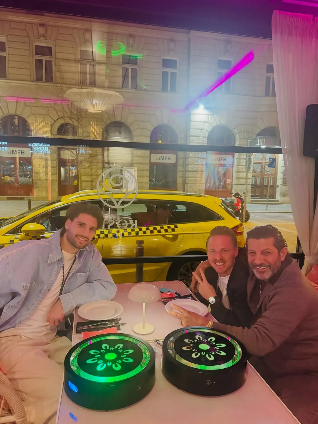 Szoboszlai Dominik és Dzsudzsák Balázs az étteremben