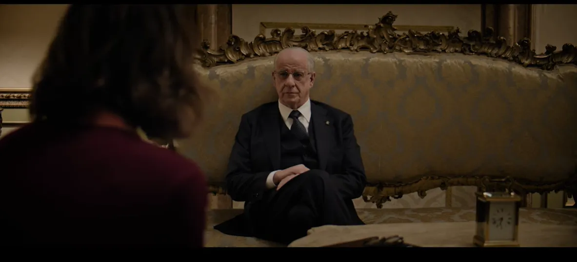 Toni Servillo Mariano De Santis szerepében A kegyelem című filmben.