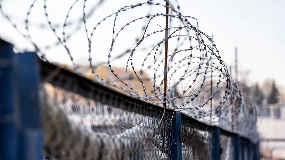 Csalás áldozata lett egy börtönben dolgozó házaspár, 1,5 millió forint tűnt el a számlájukról