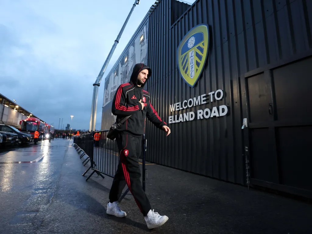 Szoboszlai Dominik, SzoboszlaiDominik, 
Leeds, 2025. december 6.
Szoboszlai Dominik, a Liverpool játékosa a leedsi Elland Road-i Stadionba érkezik az angol első osztályú labdarúgó-bajnokság Leeds United-Liverpool mérkőzésére 2025. december 6-án.
MTI/EPA/