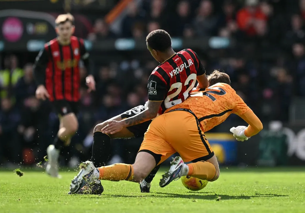 Sunderland's Dutch goalkeeper #22 Robin Roefs challenges Bournemouth's French striker #22 Eli Junior Kroupi during the English Premier League football match between Bournemouth and Sunderland at the Vitality Stadium in Bournemouth, southern England on February 28, 2026. (Photo by Glyn KIRK / AFP) / RESTRICTED TO EDITORIAL USE. No use with unauthorized audio, video, data, fixture lists, club/league logos or 'live' services. Online in-match use limited to 120 images. An additional 40 images may be used in extra time. No video emulation. Social media in-match use limited to 120 images. An additional 40 images may be used in extra time. No use in betting publications, games or single club/league/player publications. / 