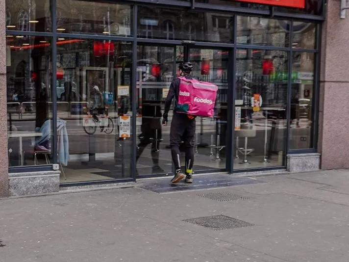 Súlyos bírságok és problémák az ételfutár cégeknél (illusztráció) Forrás: Unsplash