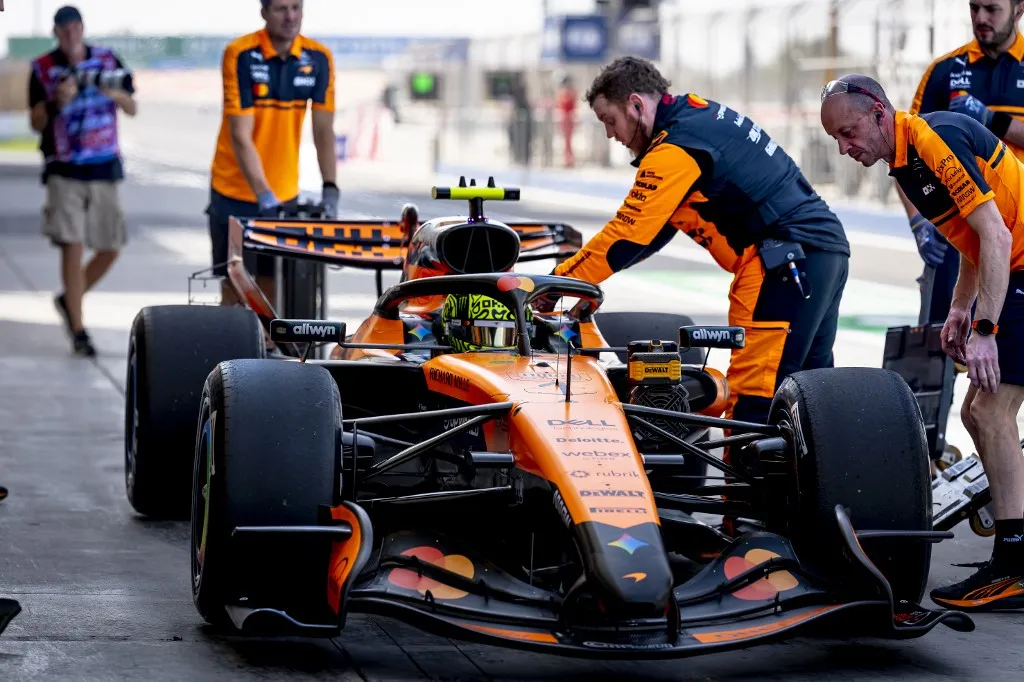 Az F1-es pilóták, köztük a vb-címvédő Lando Norris, Bahreinben tesztelnek