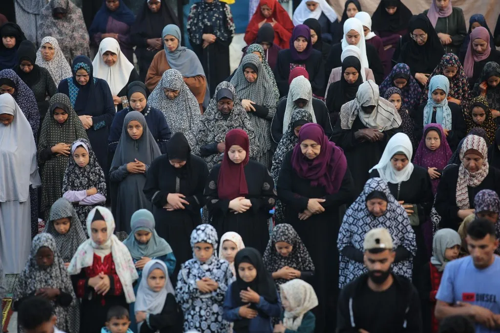 Az ausztriai iskolákban fejkendőviselési tilalom lépett életbe – a muszlim közösség tiltakozásba kezdett