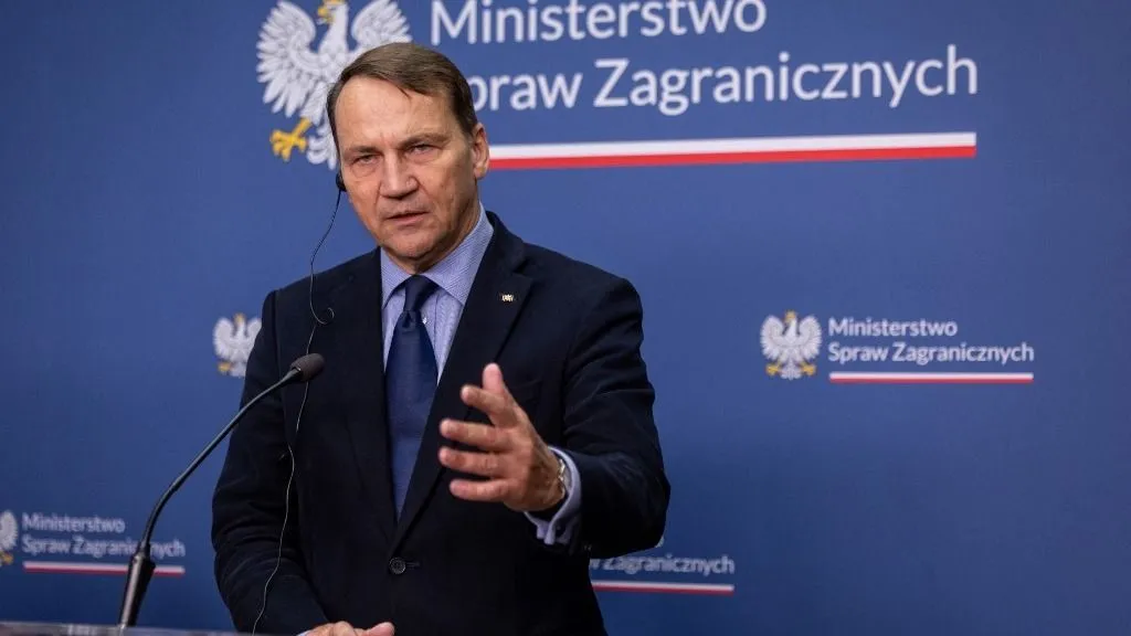 Halálos fenyegetés egy újságíró ellen: Sikorski testőre a botrány középpontjában