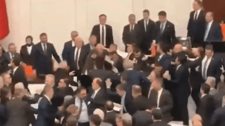 Verekedés a parlamentben Törökországban: dulakodás és ütlegelés az eskütétel előtt.