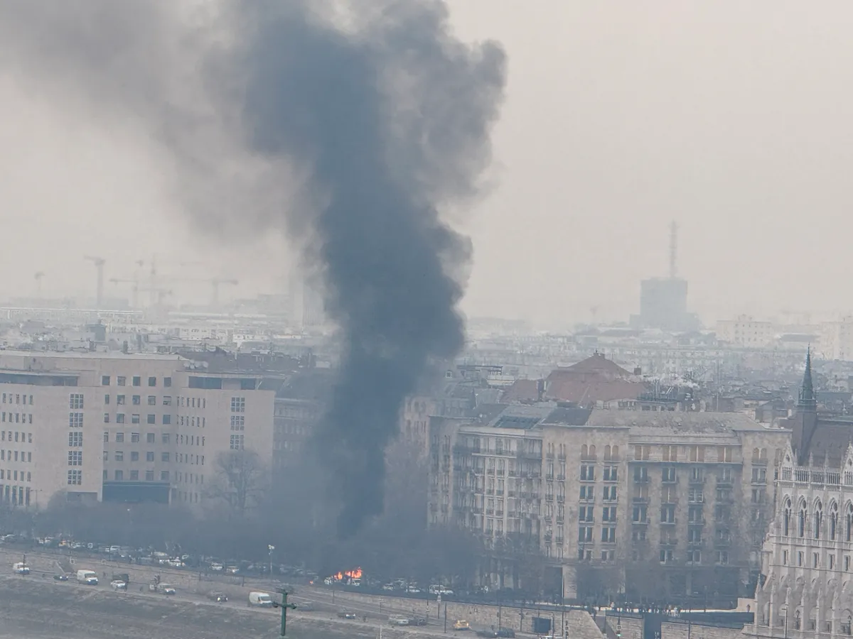 Robbanás hangja rázta meg a Parlamentet: lángoló autó a Markó utcában