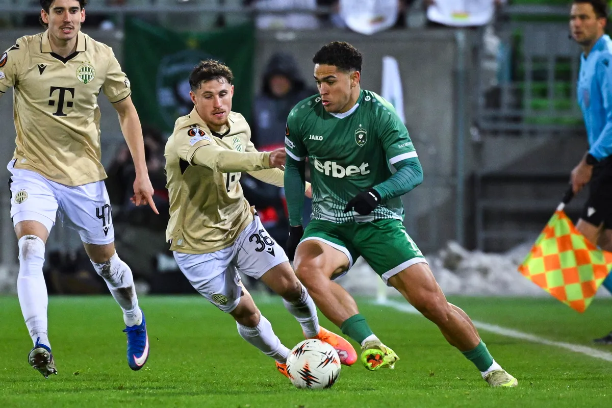 Razgrad, 2026. február 19.
Callum O'Dowda (b) és Gavriel Kanikovszki (k), a Ferencváros, valamint Caio Vidal, a bolgár Ludogorec játékosa a labdarúgó Európa-liga nyolcaddöntőjébe jutásért játszott PFK Ludogorec Razgrad - Ferencvárosi TC mérkőzésen a razgradi Ludogorec Arénában 2026. február 19-én. A Ludogorec 2-1-re győzött.
MTI/Czeglédi Zsolt