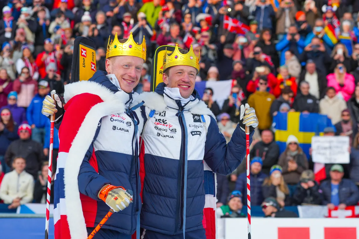 A Bø testvérek, Tarjei és Johannes Thingnes együtt köszöntek el a sportágtól a holmenkolleni 15 km-es tömegrajtos verseny után. A két biatlonlegenda visszavonulása egy aranykorszak végét jelenti Norvégia és az egyetemes téli sport számára. Fotó: TERJE PEDERSEN / NTB