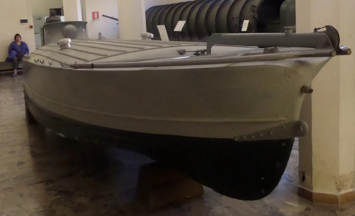 A II. világháborúban az olaszok robbanó motorcsónakokat, ún. barchino-kat is bevetettek.