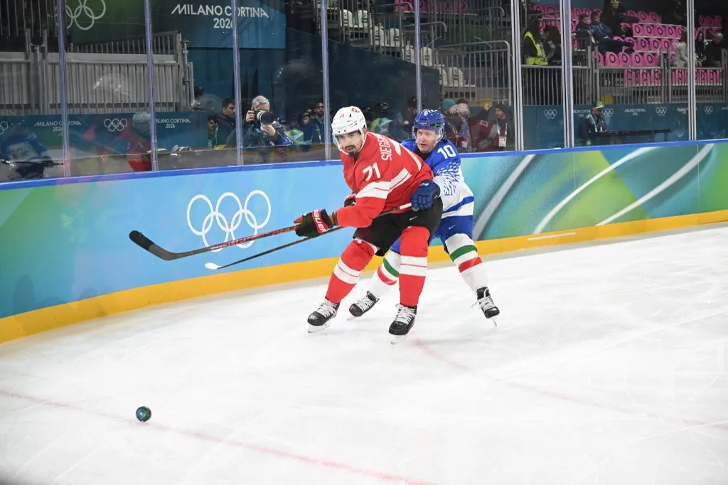 Bődületes ütést kapott az oldalára a játékvezető a téli olimpián