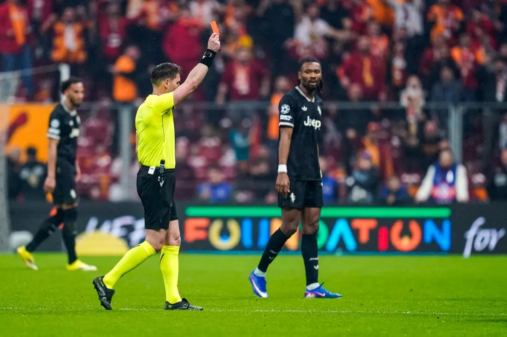 The referee issues a red card to Juan Cabal of Juventus during the UEFA Champions League 2025/26 League Knockout Play-off First Leg match between Galatasaray A.S. and Juventus at Ali Sami Yen Spor Kompleksi in Istanbul, Turkey, on February 17, 2026. (Photo by Yagiz Gurtug/NurPhoto) (Photo by Yagiz Gurtug / NurPhoto via AFP)