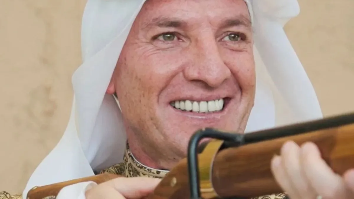 Vírusvideó tarolja le az internetet: fegyverrel pózolt a Liverpool korábbi edzője