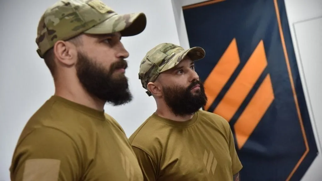 Kényszersorozás: razziák a megállókban, rajtaütések a telephelyeken