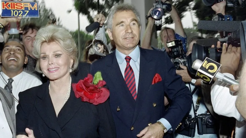 Gábor Zsazsa és férje Frédéric von Anhalt herceg 1989. szeptember 11-én - US actress Zsa Zsa Gabor, flanked by her husband, Prince Frederick von Anhalt, Germany's duke of Saxony, enters Beverly Hills Municipal Court on September 11, 1989. She is charged with misdemeanor battery for slapping a traffic policeman who she stopped her Rolls Royce for expired registration tags. AFP PHOTO WADE BYARS (Photo by WADE BYARS / AFP)