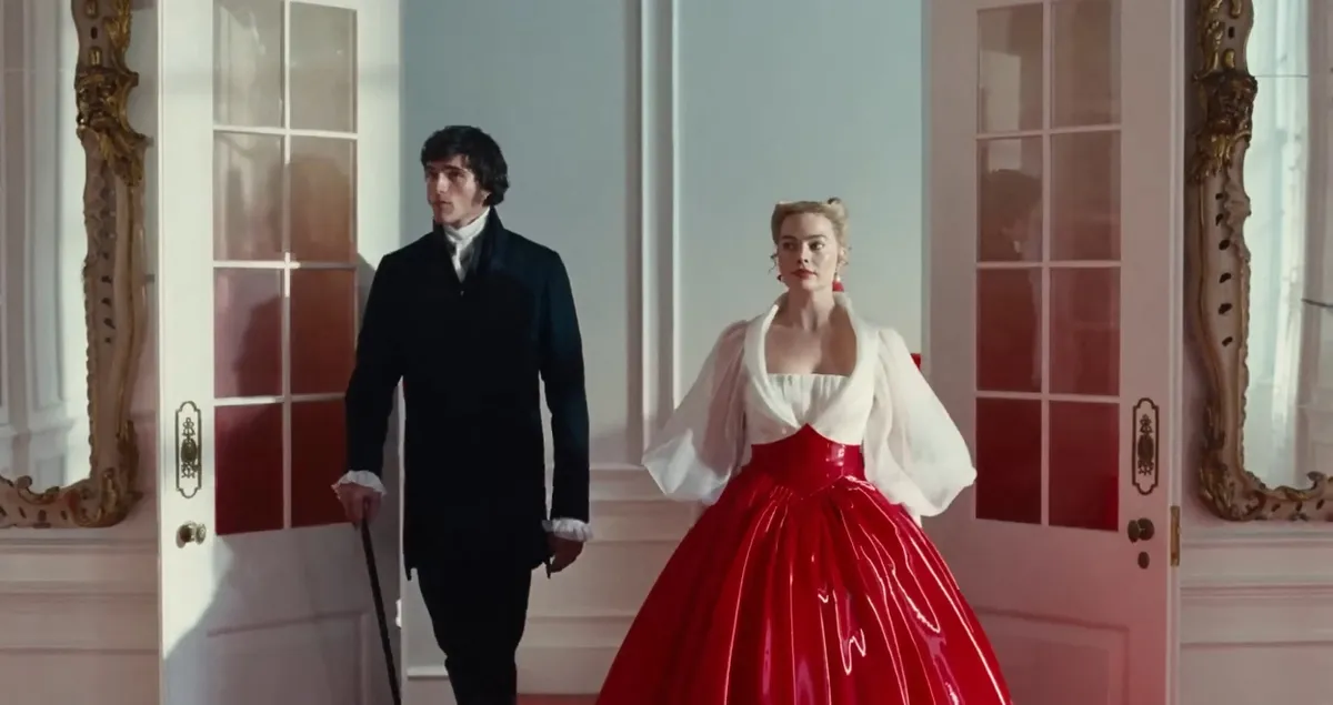 Jacob Elordi és Margot Robbie az Emerald Fennel rendezte Üvöltő szelek egy jelenetében.